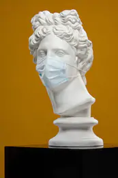 Bust of Apollo Belvedere wearing a mouth mask, © Shutterstock